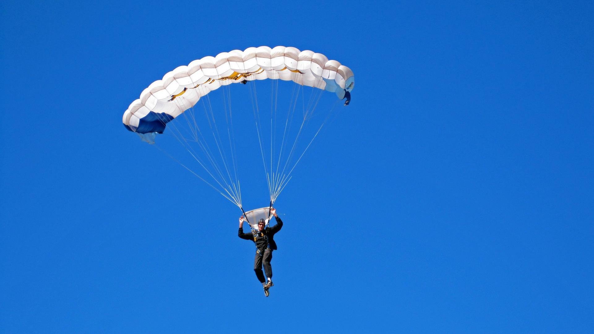 跳水选手姿态优雅完成完美入水，跳水运动员入水时手势